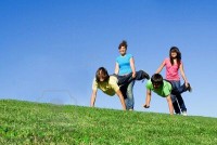 /album/el-mon-m%c3%a0gic/a2722229-diverso-grupo-de-adolescentes-jugando-jpg/
